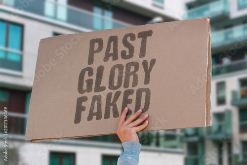 Fotografía "Past Glory Faked" Claims of past national glory are frequently politically motivated