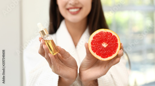 Young woman holding serum w...