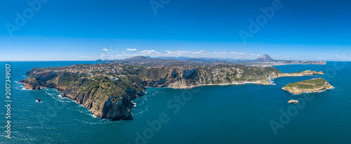 Fotografie Panoramic view of Costa Blanca coastline in Spain featuring dramatic rocky cliff