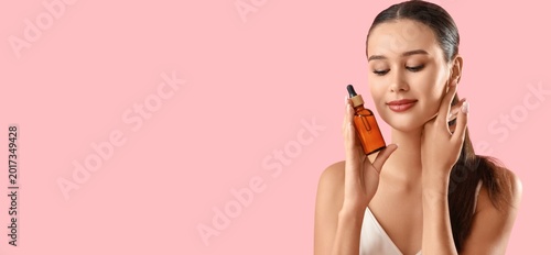 Pretty young woman holding ...