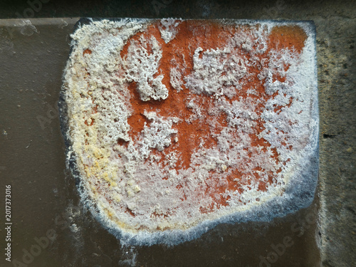 Foto Efflorescence on a brick surface