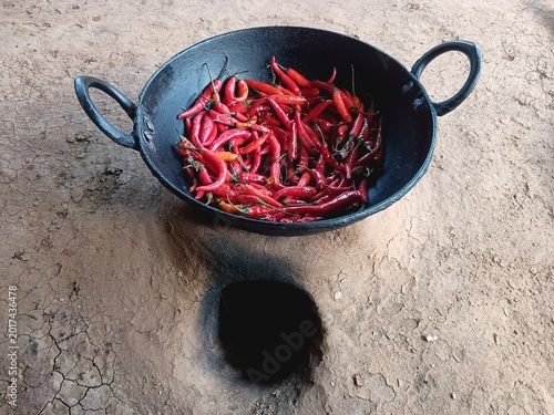Foto Close-up shot of fresh red chilies being cooked in a rustic earthen stove