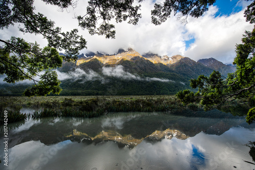 Foto Spectacular reflection of Earl Mountains in Mirror Lakes along Milford Sound road, South Island, New Zealand