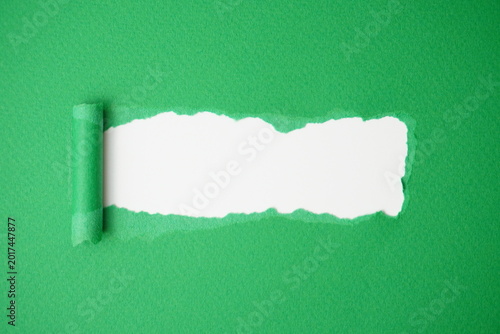 Foto Green ripped paper. Hole from green torn paper with copy space.