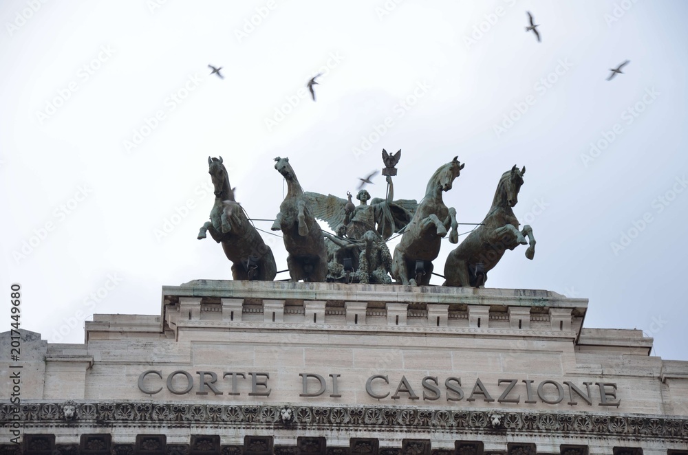 Obraz premium Bronze Quadriga Sculpture Above Historic Courthouse Facade