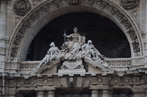 Foto Allegorical Marble Sculpture Beneath Ornate Stone Arch