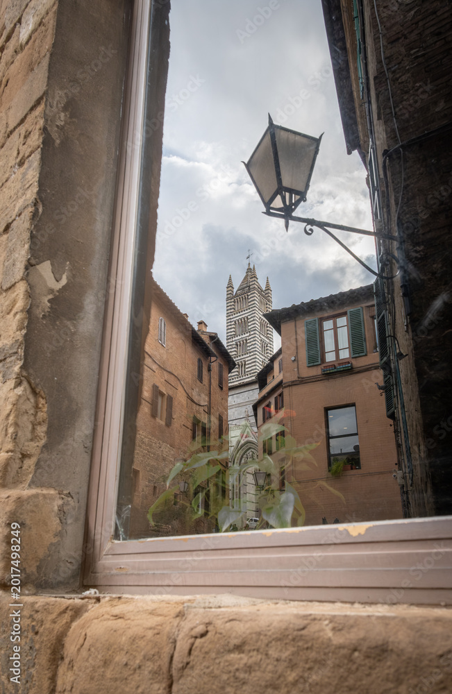 Fototapeta premium Duomo di Siena reflected in widow in Siena, Italy