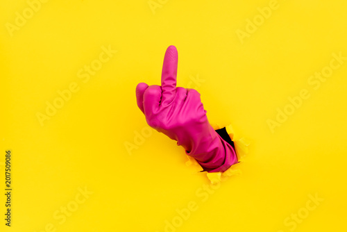 Foto Hand in pink glove showing middle finger gesture