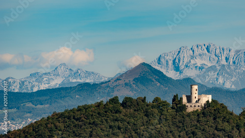 Foto Torre Rocca Martinengo, on Mount Isola, with Italian and Swiss Mountains in the