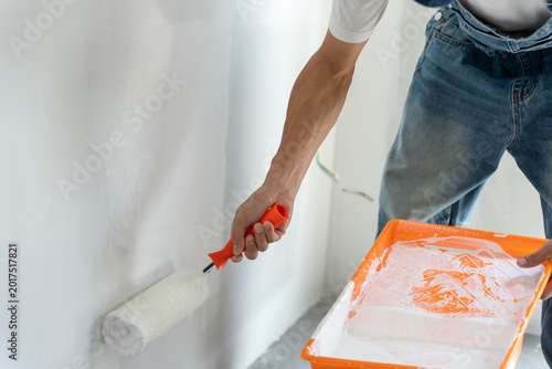 Quadro em tela brush in hand for products to restore and paint the wall, indoor the building si