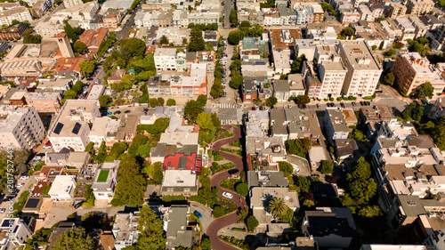 Tableau sur toile Drone view of winding Lombard Street among houses and trees in San Francisco