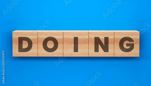 Foto The Action Word: Five wooden blocks spell out the word DOING against a vibrant blue background, illustrating action, process and progress