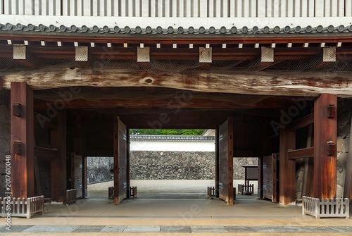 Fotografía 山形市 山形城跡（霞城公園）に復元された二ノ丸東大手門、重厚な木造建築の門越しに望む石垣の風景/The Massive Wooden Structure of