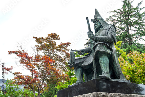 Quadro su tela 米沢市 上杉神社の境内に佇む「上杉謙信公之像」、威厳ある武将の坐像と色付き始めた秋の木々/Stately Bronze Statue of Lord Uesug
