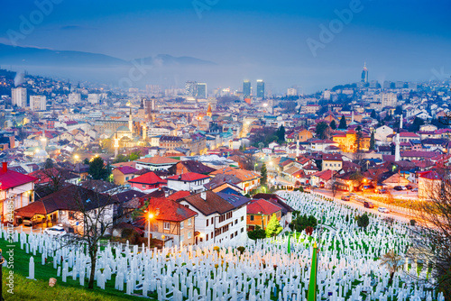 Foto Sarajevo, Bosnia and Herzegovina Downtown Skyline at Blue Hour