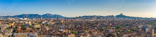 Foto Vue aérienne panoramique de Marseille, Notre Dame de la Garde, les collines et l