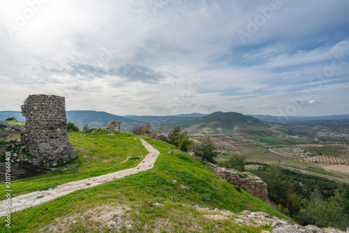 Fotografía The scenic views of Ravanda Castle, locally known as Ravanda Kalesi, are situated on a hill west of the village of Belenözü, in the province of Kilis, Turkey