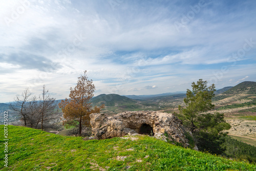 Tablou pe pânză The scenic views of Ravanda Castle, locally known as Ravanda Kalesi, are situated on a hill west of the village of Belenözü, in the province of Kilis, Turkey