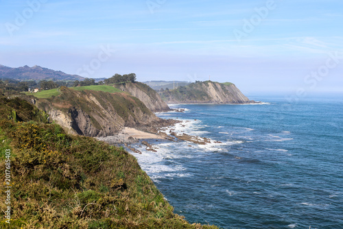 Foto The Cliffs of Hell with beautiful rock formations and coves in Ribadesella town,