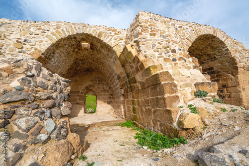 Foto The scenic views of Ravanda Castle, locally known as Ravanda Kalesi, are situated on a hill west of the village of Belenözü, in the province of Kilis, Turkey