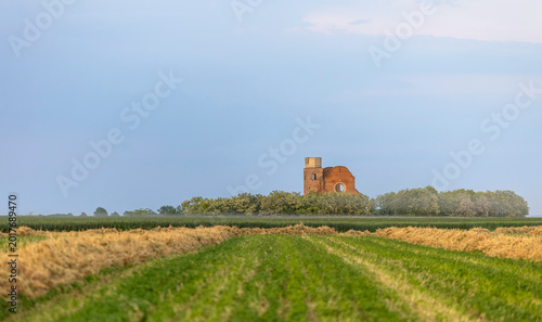 Foto Medieval Araca Church Ruins Under Dramatic Storm Clouds in Serbia