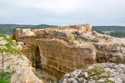 Billede på lærred The scenic views of Ravanda Castle, locally known as Ravanda Kalesi, are situated on a hill west of the village of Belenözü, in the province of Kilis, Turkey