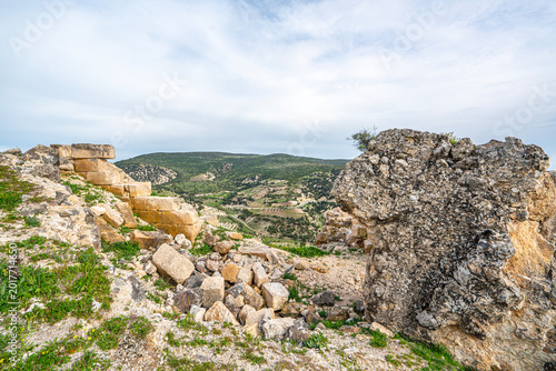 Canvas-taulu The scenic views of Ravanda Castle, locally known as Ravanda Kalesi, are situated on a hill west of the village of Belenözü, in the province of Kilis, Turkey