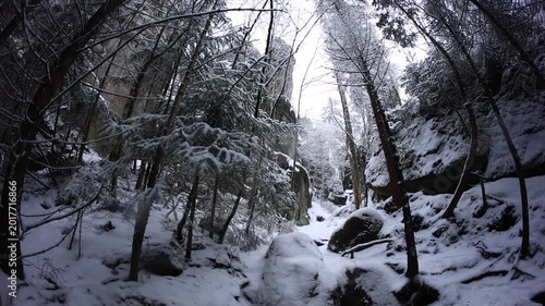 Rocks in góry stołowe covered in snow winter time