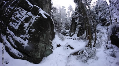 Rocks in góry stołowe covered in snow winter time
