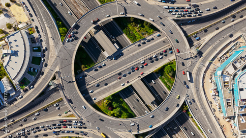 Tableau sur toile Urban infrastructure featuring a complex highway roundabout with multiple lanes