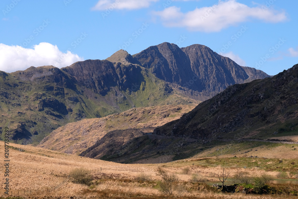 Obraz premium The twins peaks of Y Lliwedd, part of the Snowdon horseshoe, Eryri National Park, Snowdonia, Wales, UK.