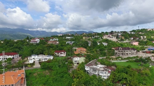 Toma aérea de un suburbio en la ciudad de Kingstone, Jamaica.