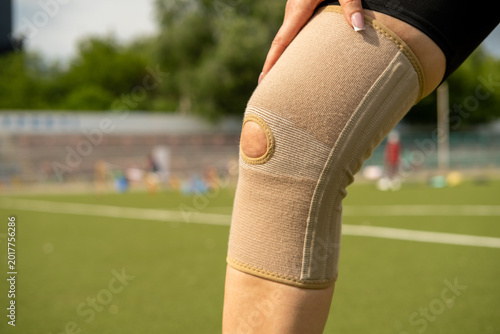 Fotografia A woman is holding a sick knee with her hands