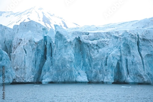 Foto Rugged ice formations of a glacier in Spitsbergen