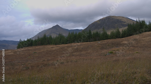 Fotografija The pointy Sron nam Forsair ridge of Clach Leathad and rounded Creag an Fhirich, peaks of the Black Mount range