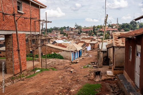 Foto Panoramic view of a densely populated neighborhood in Arua, Uganda