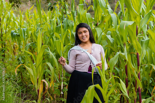 Fotografía Campesina atractiva con hilada en la mano y ropa tradicional