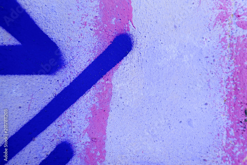 Tableau sur toile Abstract grunge painted wall texture with bold neon pink purple painted strokes and chaotic urban street art spray patterns