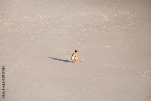 Arraial Do Cabo, Brasil - Mujer dibujando en la arena en un día de verano.