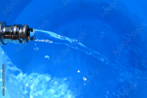 給水イメージ ／ 水道の蛇口からバケツへ給水中