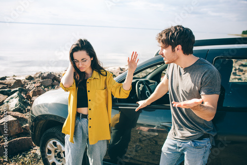 Foto Family quarrel near the car