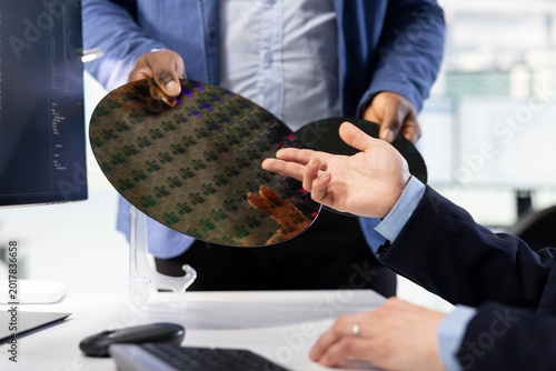 Obraz na plátne Trialling advanced materials, silicon wafer substrates close up and scientists in research facility