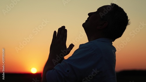 Photos Christian man praying at dawn, close-up