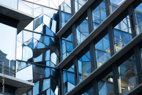 Photos Modern architectural design featuring reflective glass panels and geometric shap
