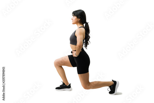 Foto Woman performing lunges exercise, strengthening core and leg muscles, achieving