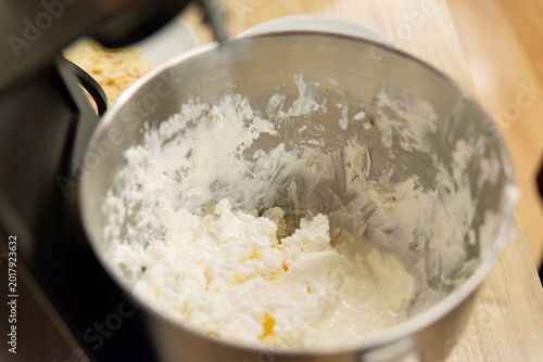 Foto Mixing cream cheese filling in stainless steel bowl for dessert preparation and