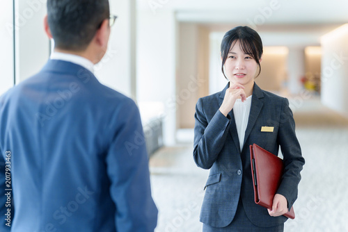Tableau sur toile カスハラに悩む女性スタッフ