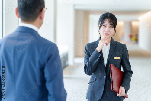 Cuadro en lienzo カスハラに悩む女性スタッフ