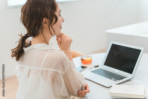 Foto Women using laptops (typing, teleworking, side jobs, part-time work)