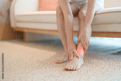 фотографія woman having leg pain due to Ankle Sprains or Achilles Tendonitis and Shin Splints ache